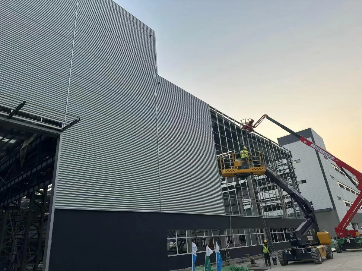 Przemysłowa stalowa hala produkcyjna